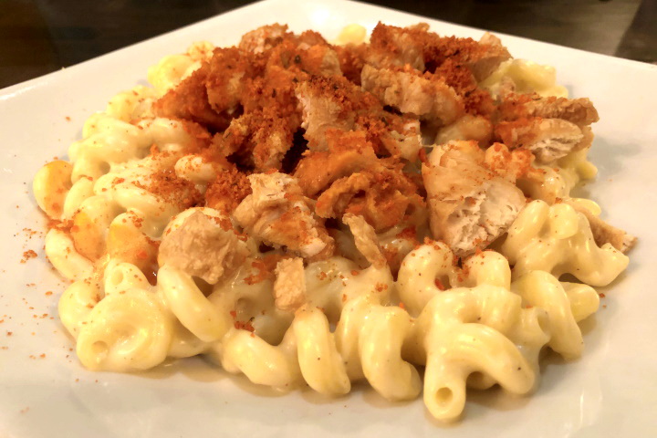 photo of macaroni and cheese (with Buffalo chicken) from City Streets, Waltham, MA