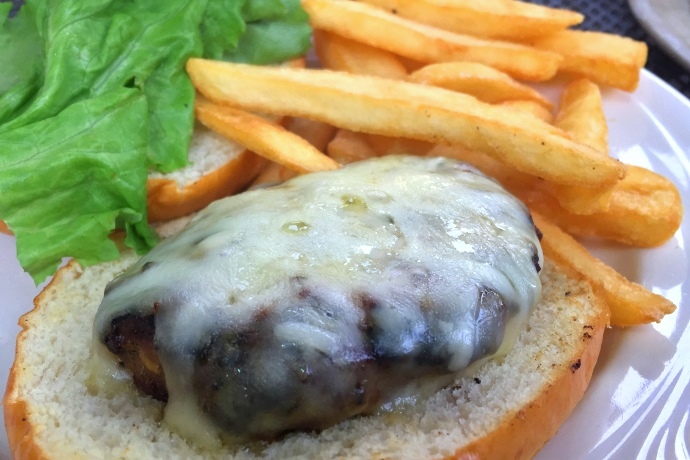 photo of cheeseburger from Darcy's Village Pub, Quincy, MA (from hiddenboston.com)